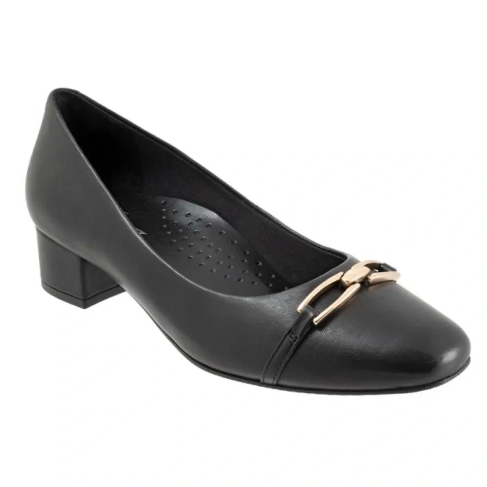 NWOT-  Trotter Dakota Elegant Black Pump Shoes With Silver Color Accent.